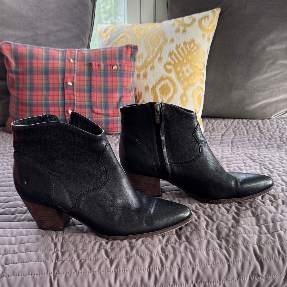 Frye black leather side-zip booties. 2.5" heel. Western detailing. SZ 9.5.
